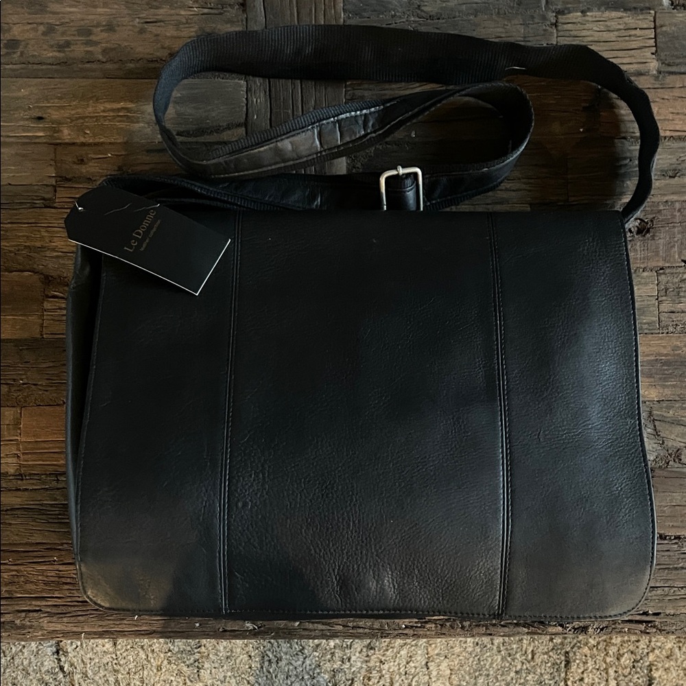 Luxurious Black Leather Messenger Bag
